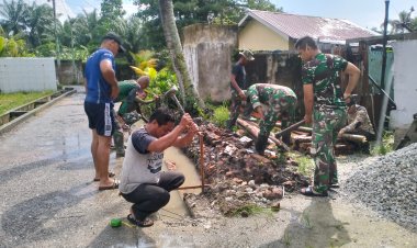 Personel Satgas TMMD ke 120 dan Warga Gali Parit Pembuatan Drainase Jalan Hiu Gang Saiyo 