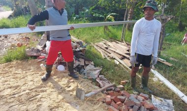 Terus Digesa, Satgas TMMD Serma Afriadi Persiapkan Plesteran dan Pemasangan Kuda-kuda Rumah Nurhayati