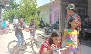 Keceriaan Anak-anak Pulang Sekolah, Bermain Sepeda Bersama Satgas TMMD