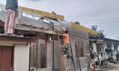 Terlihat Kompak Personil Satgas TMMD Bersama Warga Pasang Lebah Bergayut di RTLH Milik Ibu Nurhayati.