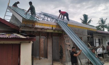 Satgas dan Warga Fokus Pemasangan Seng RTLH Milik Desmiyantri 