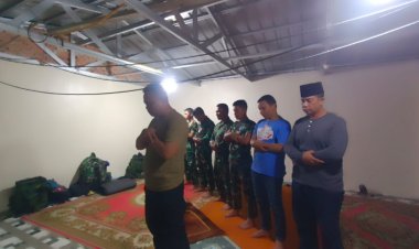 Satgas TMMD Bersama Warga Laksanakan Sholat Maghrib Berjamaah