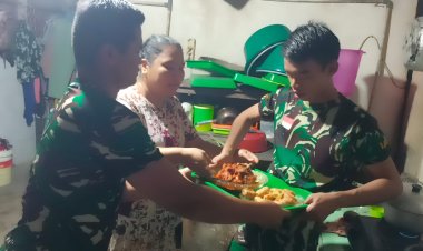 Anggota Satgas TMMD Bantu Ibu Asuh Memasak di Dapur