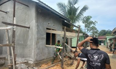 Kegiatan Tim Satgas TMMD Kodim 0301/Pbr Lanjutkan Penimbunan Teras Depan RTLH Bapak Irman.