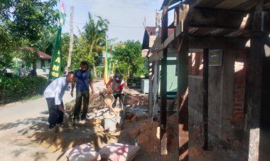 Sertu Harianto Bersama Masyarakat Laksanakan Pengecoran RTLH TMMD Kodim 0301 Pekanbaru