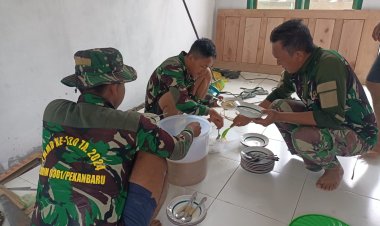 Nikmati Kolak Santan, Wujud Keromantisan Satgas Bersama Warga Di lokasi TMMD 