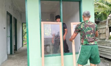 Satgas TMMD ke-120 Kodim 0301/Pbr Laksanakan pemasangan jendela  RTLH Milik Nurhayati 