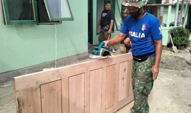 Anggota Satgas TMMD Gunakan Ketam Listrik Untuk Haluskan Kusen Jendela