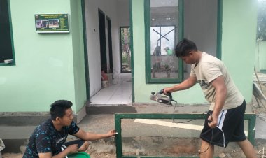 Jendela RTLH Bapak Irman Mulai Dikerjakan Satgas TMMD dan Warga