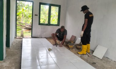 Satgas TMMD Terus Menggesa Pemasang Keramik Milik Ibuk Nurhayati  Mendekati berakhirnya