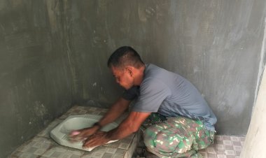 Satgas TMMD Ke 120 Kodim 0301/Pbr Pasang Kloset di RTLH Milik Desmiyantri 