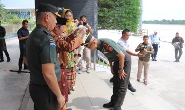 Dandim 0301/Pbr Sambut Kedatangan KKDN Sesko TNI di VIP Bandara Lancang Kuning