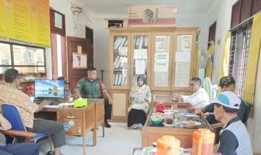 Babinsa Kodim 0301/Pbr Laksanakan Komsos Tentang Kamtibmas dan Kebersihan Bersama Tokoh Masyarakat