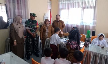 Babinsa Kodim 0301/Pbr Monitoring Mop Up PIN Polio Bagi Siswa SD