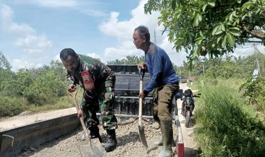 Lakukan Pengecoran Jalan Bersama Warga,Bentuk Kemanunggalan Kodim 0301/Pbr Bersama Warga