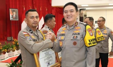 Kapolda Riau Irjen Iqbal Memberikan Penghargaan ke Perwira-Inisiator Pos Bhabin Digital Wilayah 3T