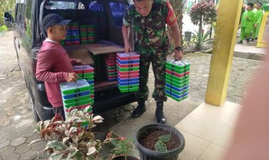 Babinsa Kodim 0301/Pbr Dampingi Pembagian Makan Gratis,Dukung Asta Cita Presiden