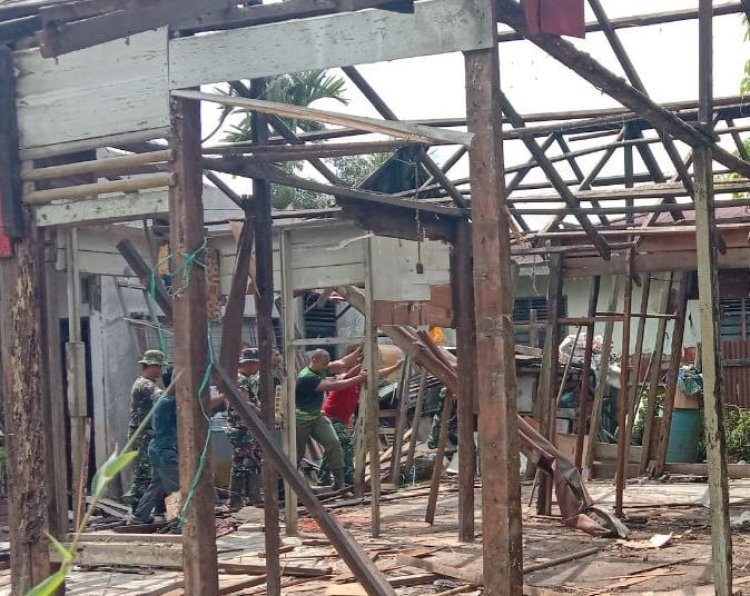 Kodim 0301/Pbr  Bersama Masyarakat Bongkar Rumah Tak Layak Huni
