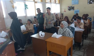 Babinsa Kodim 0301/ Pbr Bersama YKI Salurkan Takjil Bergizi di Dua Sekolah