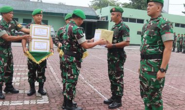 Ciptakan Kebersamaan dan Kehangatan,Kasdim 0301/Pbr  Mewakili Dandim Berbagi Bingkisan Lebaran Kepada Prajurit dan PNS