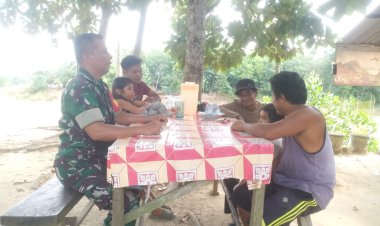 Mempererat Silaturahmi, Babinsa Tuah Negeri Lakukan Komsos Bersama Warga