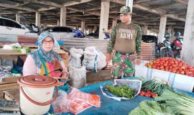 Babinsa Serda Andri PR, Hadir dengan Senyum di Tengah Pasar Wonorejo