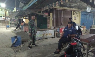 Patroli Malam Babinsa Koramil 02/Kota Bersama Petugas Keamanan, Jamin Keamanan Pedagang Pasar