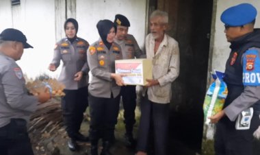 Polsek Bangkinang Kota Berbagi di Hari Bhayangkara ke-79: Bantuan Sembako untuk Warga Kurang Mampu   