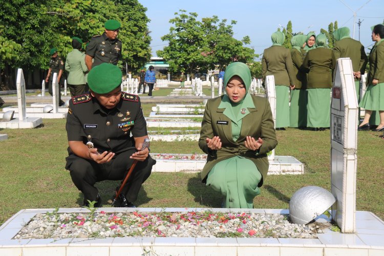 Dandim 0301/Pbr Ikuti Ziarah Rombongan di TMP Kusuma Dharma Peringati HUT ke-75 Kodam I/BB
