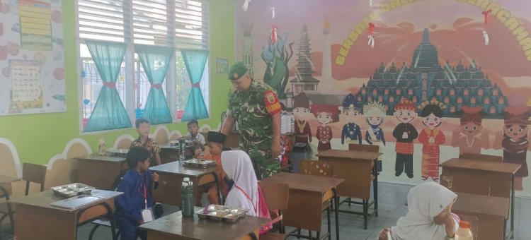 Dukung Program Pemerintah,Babinsa Kodim 0301/Pbr Pantau Pembagian MBG di Sekolah