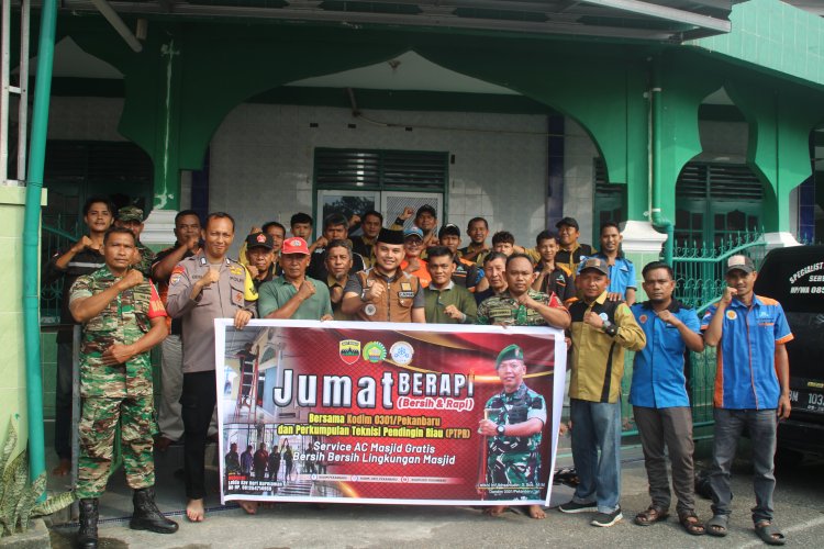 Sinergi Kodim 0301/Pekanbaru dan PTPR Bersihkan Masjid Subulussalam