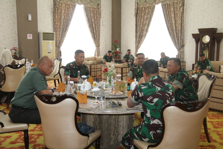 Dandim 0301/Pekanbaru Beri Sambutan Hangat untuk Pangdam XIX/Tuanku Tambusai Mayjen TNI Agus Hadi Waluyo