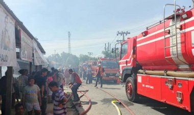 Babinsa Kodim 0301/Pbr Bahu Membahu Dengan Warga Padamkan Kebakaran