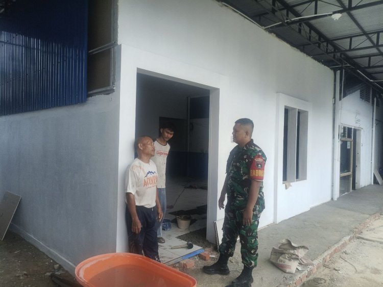 Pastikan Prosedur Keselamatan di Jalankan,Babinsa Kodim 0301/ Pbr Laksanakan Komsos Dengan Tukang Bangunan