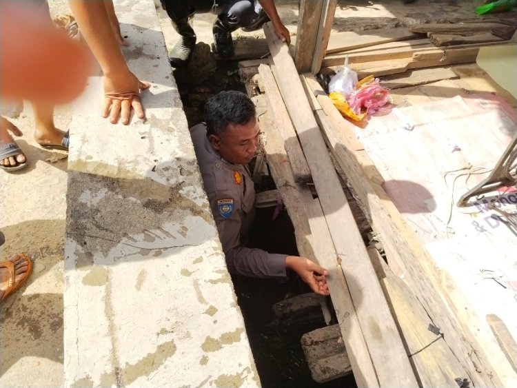 Musim Hujan Tiba, Bhabinkamtibmas Kasikan Ajak Warga Gotong Royong Bersihkan Parit, Cegah Banjir, Jaga Lingkungan!"