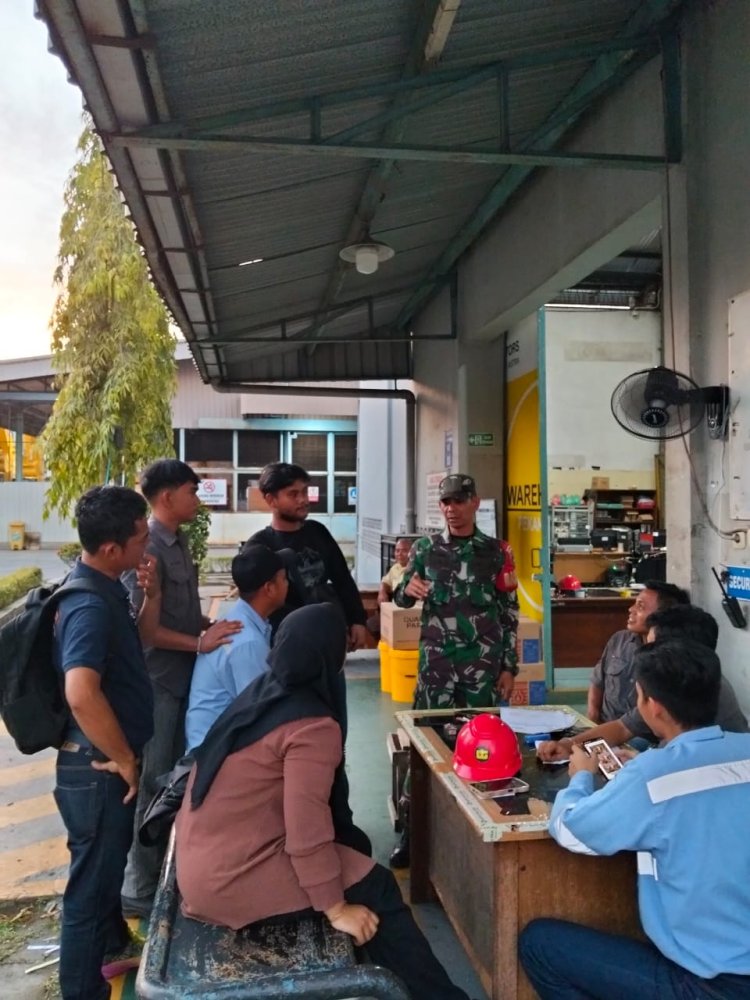 Babinsa Kodim 0301/Pbr Ajak karyawan Disiplin dan Jaga Keamanan Melalui Komsos