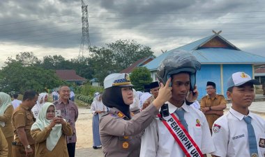 SMK N 1 Kuok 'Hijau' dengan Green Policing Satlantas Polres Kampar, Kapolres: 'Bangun Generasi Sadar Hukum dan Cinta Alam!' "