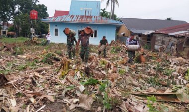 Jaga Kebersihan Lingkungan,Babinsa Kodim 0301/Pbr Gotong Royong Bersama Warga Binaan