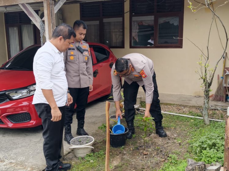 Asrama Polres Kampar 'Asri' dengan Pohon Mangga, Kapolres: 'Hari Pohon Nasional Momentum Jaga Kelestarian Alam!' "