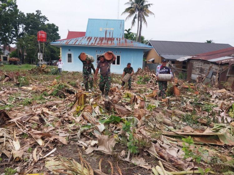 Jaga Kebersihan Lingkungan,Babinsa Kodim 0301/Pbr Gotong Royong Bersama Warga Binaan