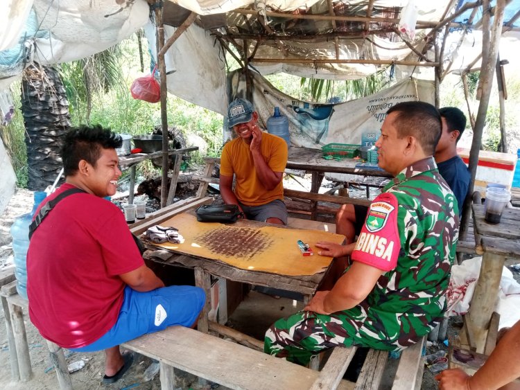 TNI Hadir di Tengah Warga: Babinsa Kodim 0301/Pbr Lakukan Komsos dalam Suasana Santai