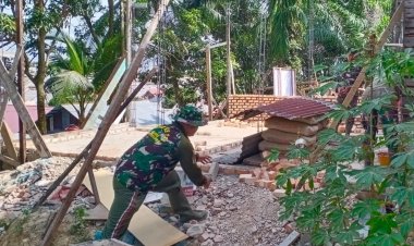 Babinsa Kodim0301/Pbr Bantu  Rehab Rumah Warga Binaan di Tengah Tengah Aktivitas Rutin