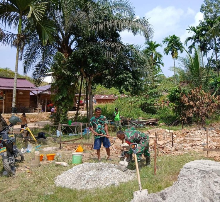 Babinsa Kodim Manunggal Dengan Rakyat Bangun Rumah Warga Binaan