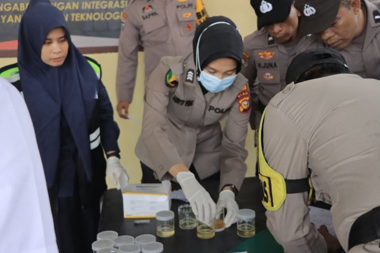 Bebas Narkoba, Bhabinkamtibmas Polres Kampar Jalani Tes Urin!"