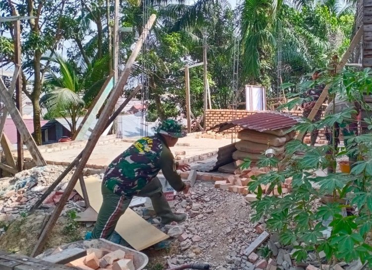 Babinsa Kodim0301/Pbr Bantu  Rehab Rumah Warga Binaan di Tengah Tengah Aktivitas Rutin