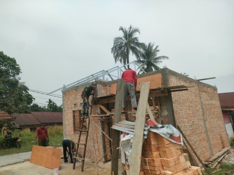 Pemasangan Dak Teras Rumah Bapak Saudi, TMMD ke-127 Hadirkan Perubahan