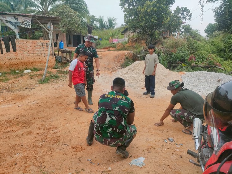 Humanis dan Penuh Canda, Satgas TMMD Kodim 0301/Pekanbaru Berbaur dengan Anak-anak Tuah Negeri