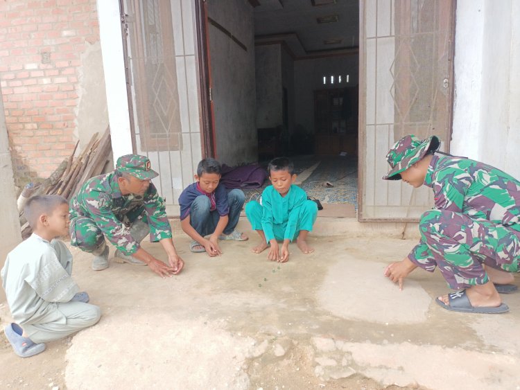 Di Sela TMMD, Prajurit Kodim 0301/Pekanbaru Ajak Anak Kampung Main Kelereng