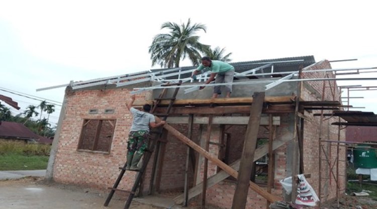 Progres RTLH Capai 67 Persen, Satgas TMMD ke-127 Kodim 0301/Pekanbaru Pasang Atap