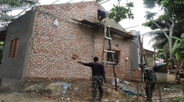 Dari Hati ke Hati, Satgas TMMD Membangun Rumah Sambil Berpuasa